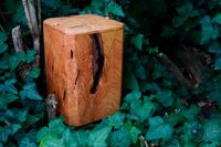 Holzurne aus masiver Kirschbaumwurzel